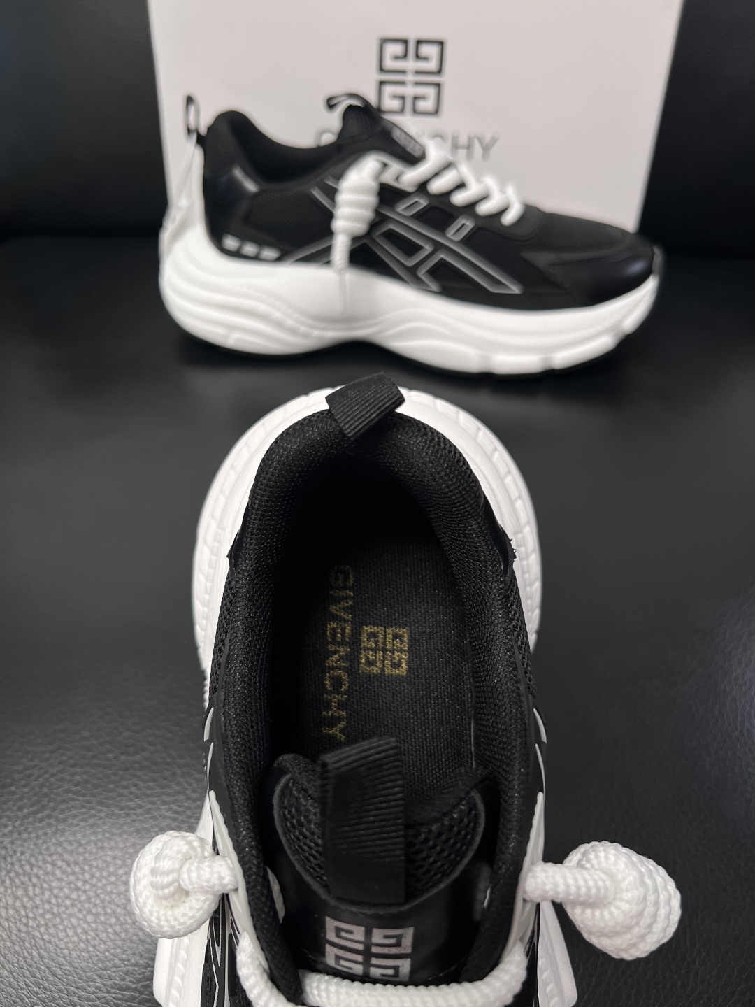Givenchy 高品质  顶级工艺品  纪梵希 专柜同步原厂配置，意大利进口牛皮搭配网布面料，全鞋配件