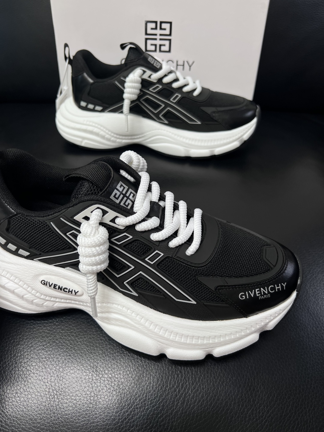 Givenchy 高品质  顶级工艺品  纪梵希 专柜同步原厂配置，意大利进口牛皮搭配网布面料，全鞋配件