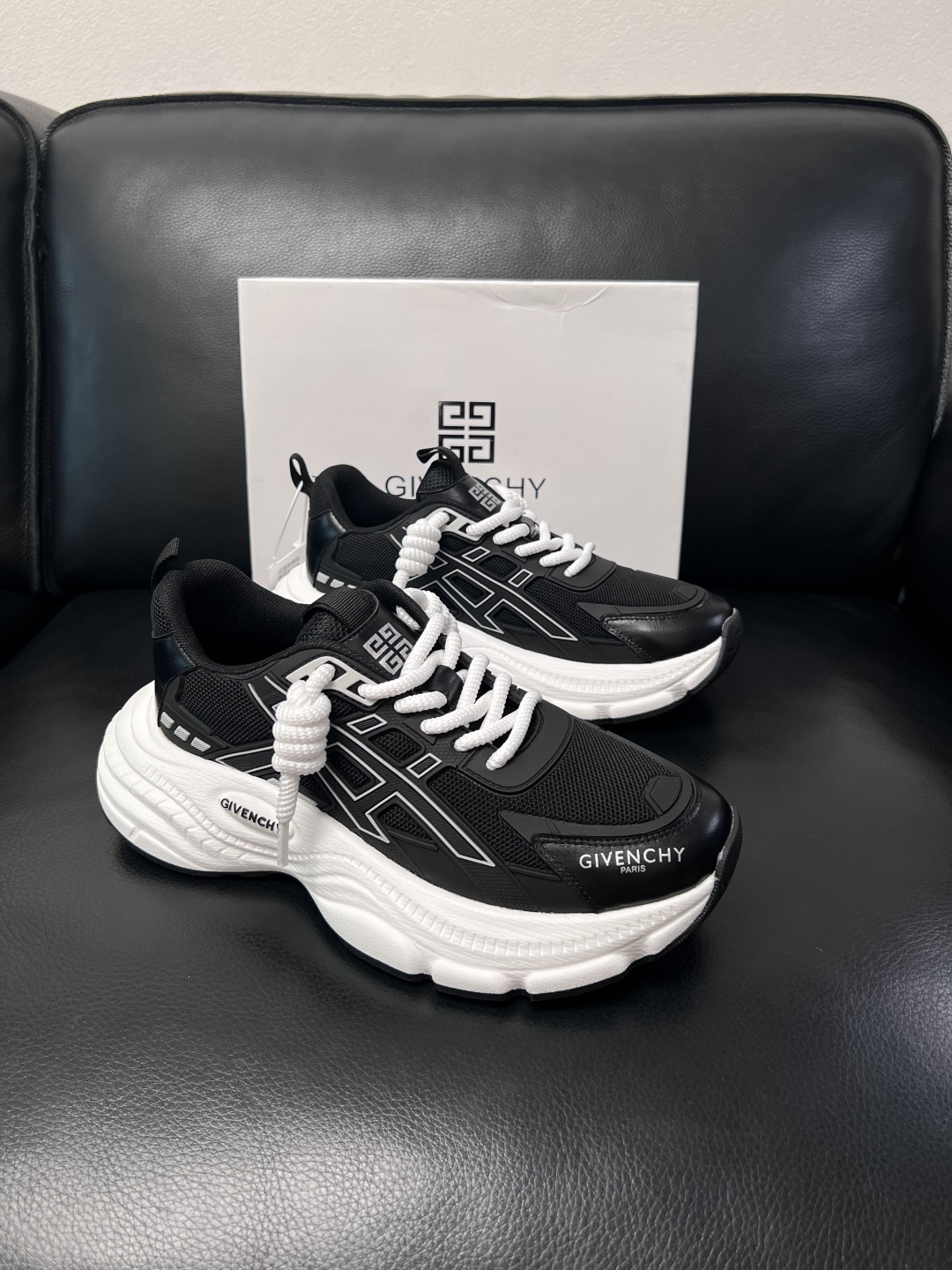 Givenchy 高品质  顶级工艺品  纪梵希 专柜同步原厂配置，意大利进口牛皮搭配网布面料，全鞋配件