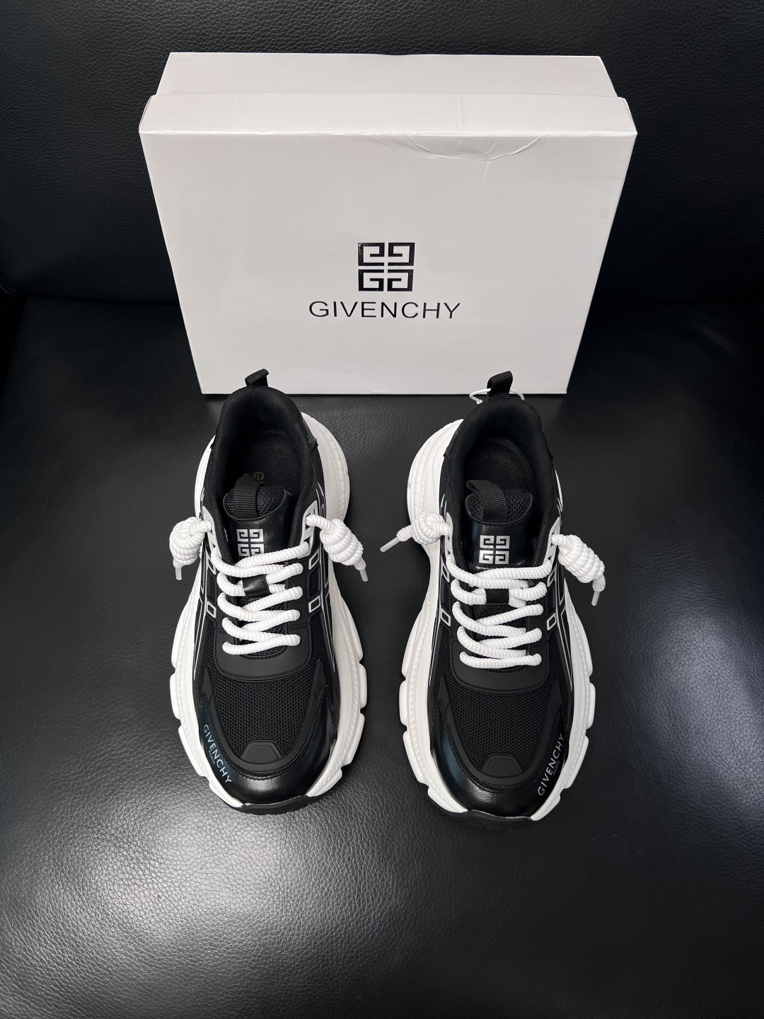 Givenchy 高品质  顶级工艺品  纪梵希 专柜同步原厂配置，意大利进口牛皮搭配网布面料，全鞋配件