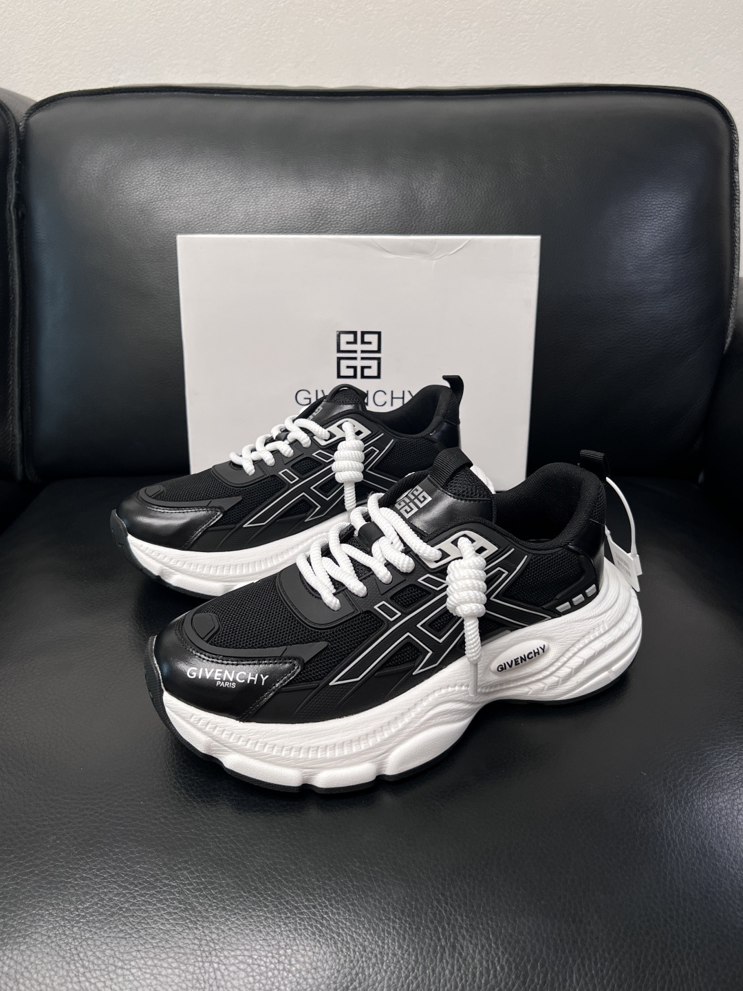 Givenchy 高品质  顶级工艺品  纪梵希 专柜同步原厂配置，意大利进口牛皮搭配网布面料，全鞋配件