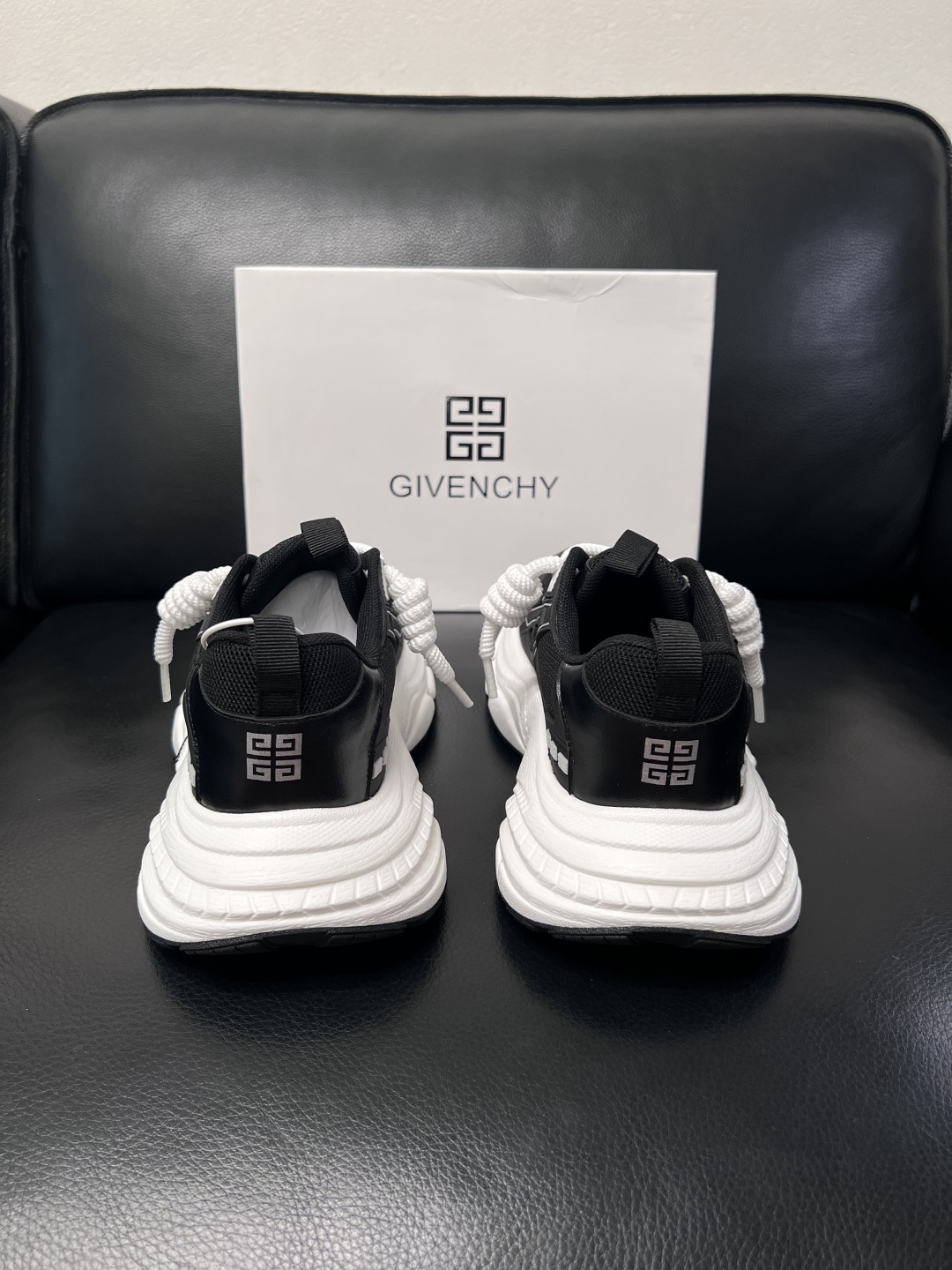 Givenchy 高品质  顶级工艺品  纪梵希 专柜同步原厂配置，意大利进口牛皮搭配网布面料，全鞋配件