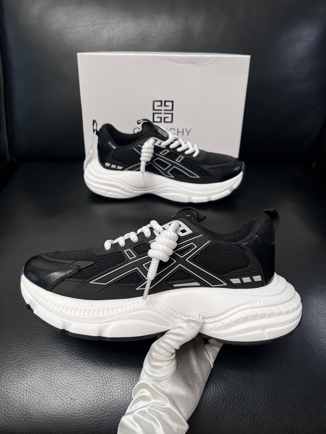 Givenchy 高品质  顶级工艺品  纪梵希 专柜同步原厂配置，意大利进口牛皮搭配网布面料，全鞋配件