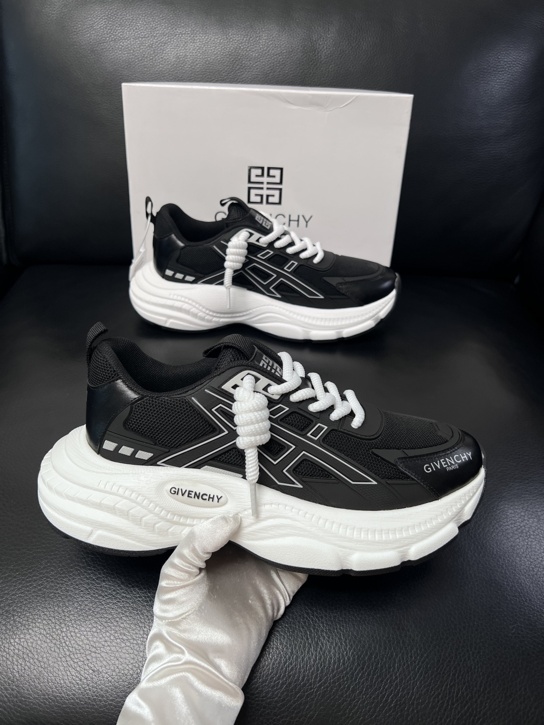 Givenchy 高品质  顶级工艺品  纪梵希 专柜同步原厂配置，意大利进口牛皮搭配网布面料，全鞋配件