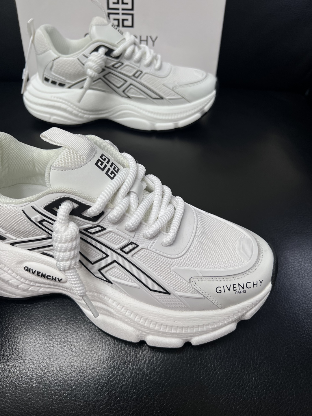 Givenchy 高品质  顶级工艺品  纪梵希 专柜同步原厂配置，意大利进口牛皮搭配网布面料，全鞋配件