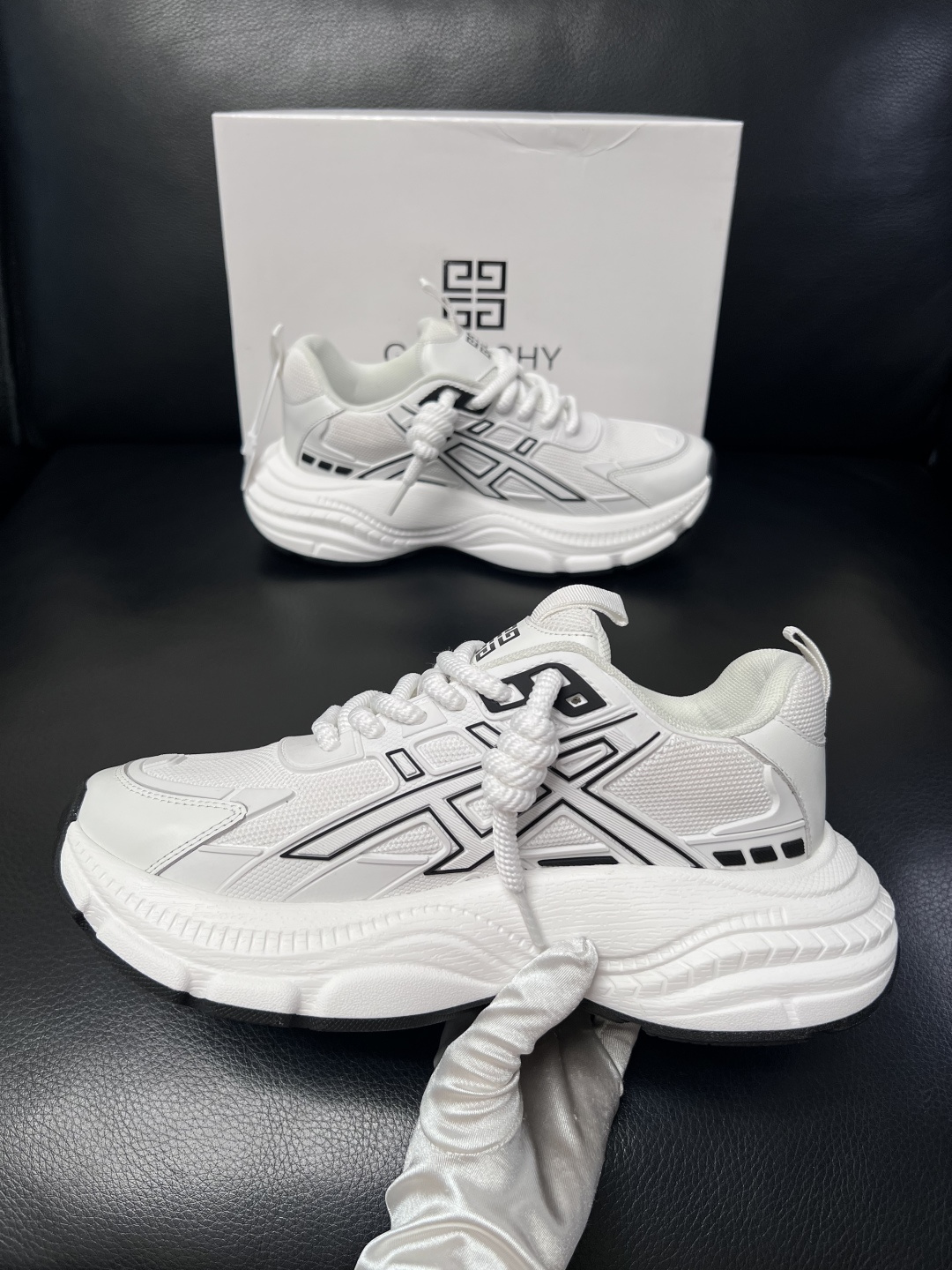 Givenchy 高品质  顶级工艺品  纪梵希 专柜同步原厂配置，意大利进口牛皮搭配网布面料，全鞋配件