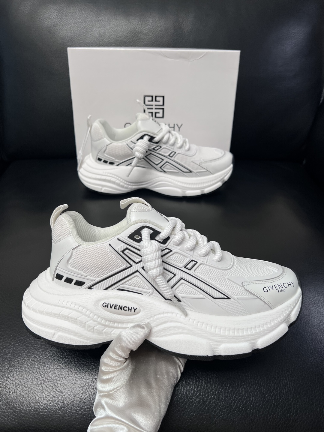 Givenchy 高品质  顶级工艺品  纪梵希 专柜同步原厂配置，意大利进口牛皮搭配网布面料，全鞋配件