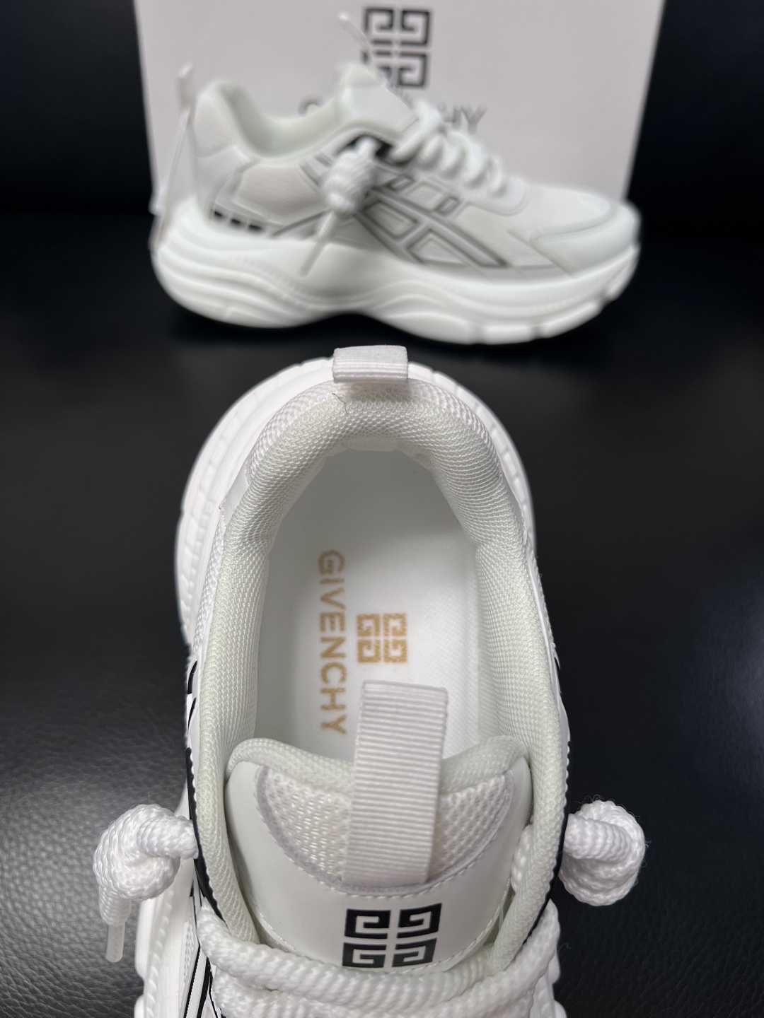 Givenchy 高品质  顶级工艺品  纪梵希 专柜同步原厂配置，意大利进口牛皮搭配网布面料，全鞋配件