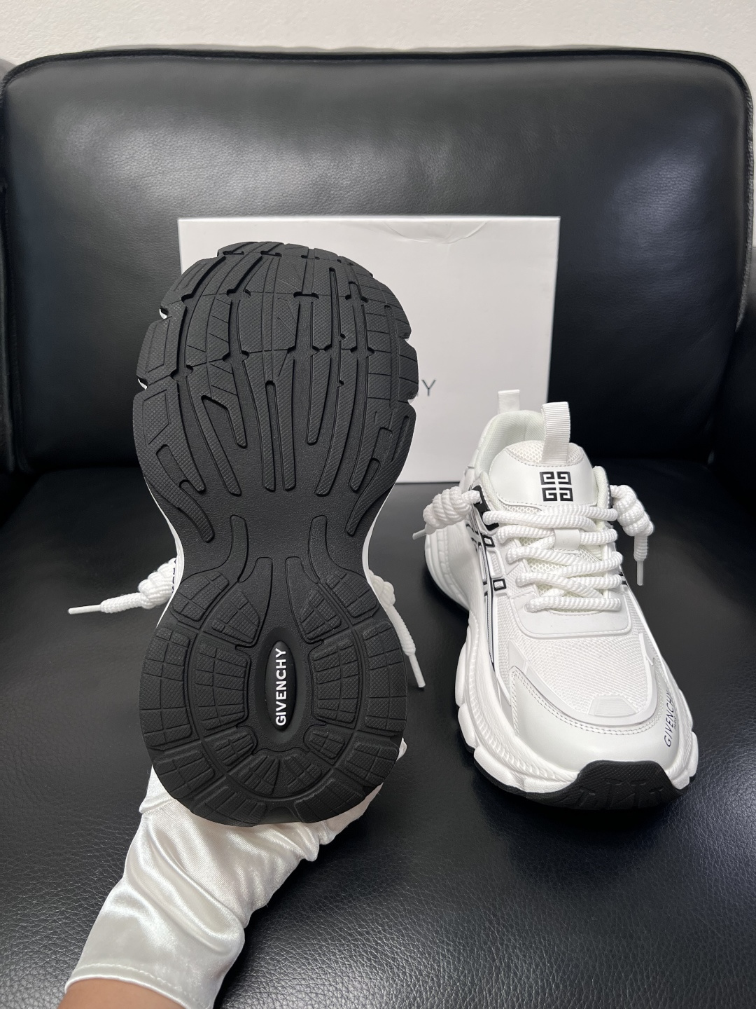 Givenchy 高品质  顶级工艺品  纪梵希 专柜同步原厂配置，意大利进口牛皮搭配网布面料，全鞋配件