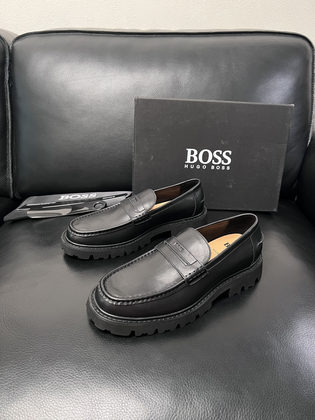 BOSS  高品质 顶级工艺品  博斯  专柜同步原厂配置，意大利进口牛皮面料牛内里垫，高品质拼接复杂工