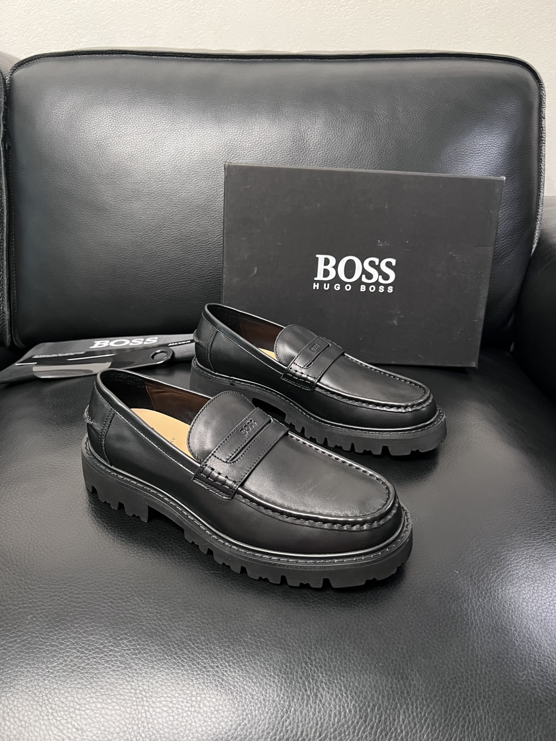BOSS  高品质 顶级工艺品  博斯  专柜同步原厂配置，意大利进口牛皮面料牛内里垫，高品质拼接复杂工