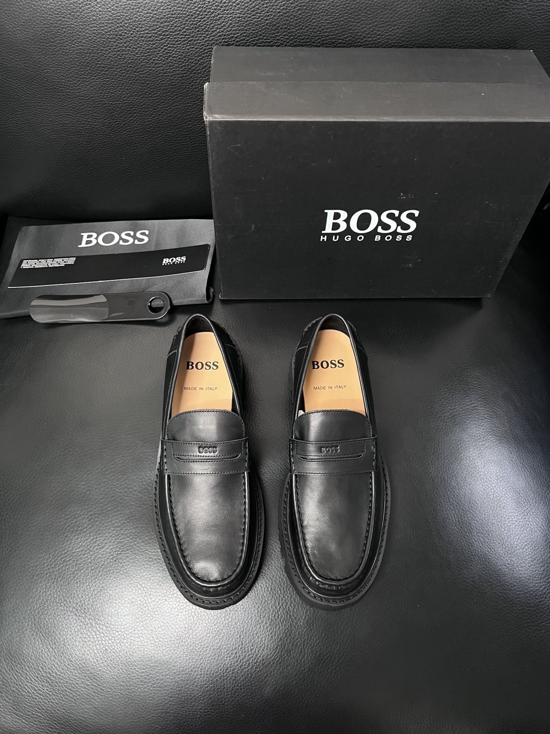 BOSS  高品质 顶级工艺品  博斯  专柜同步原厂配置，意大利进口牛皮面料牛内里垫，高品质拼接复杂工
