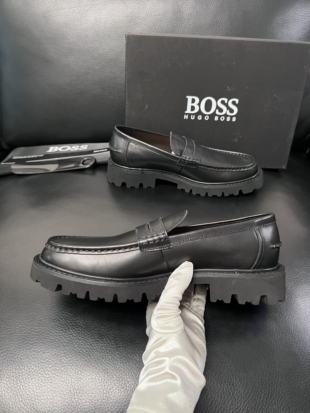 BOSS  高品质 顶级工艺品  博斯  专柜同步原厂配置，意大利进口牛皮面料牛内里垫，高品质拼接复杂工