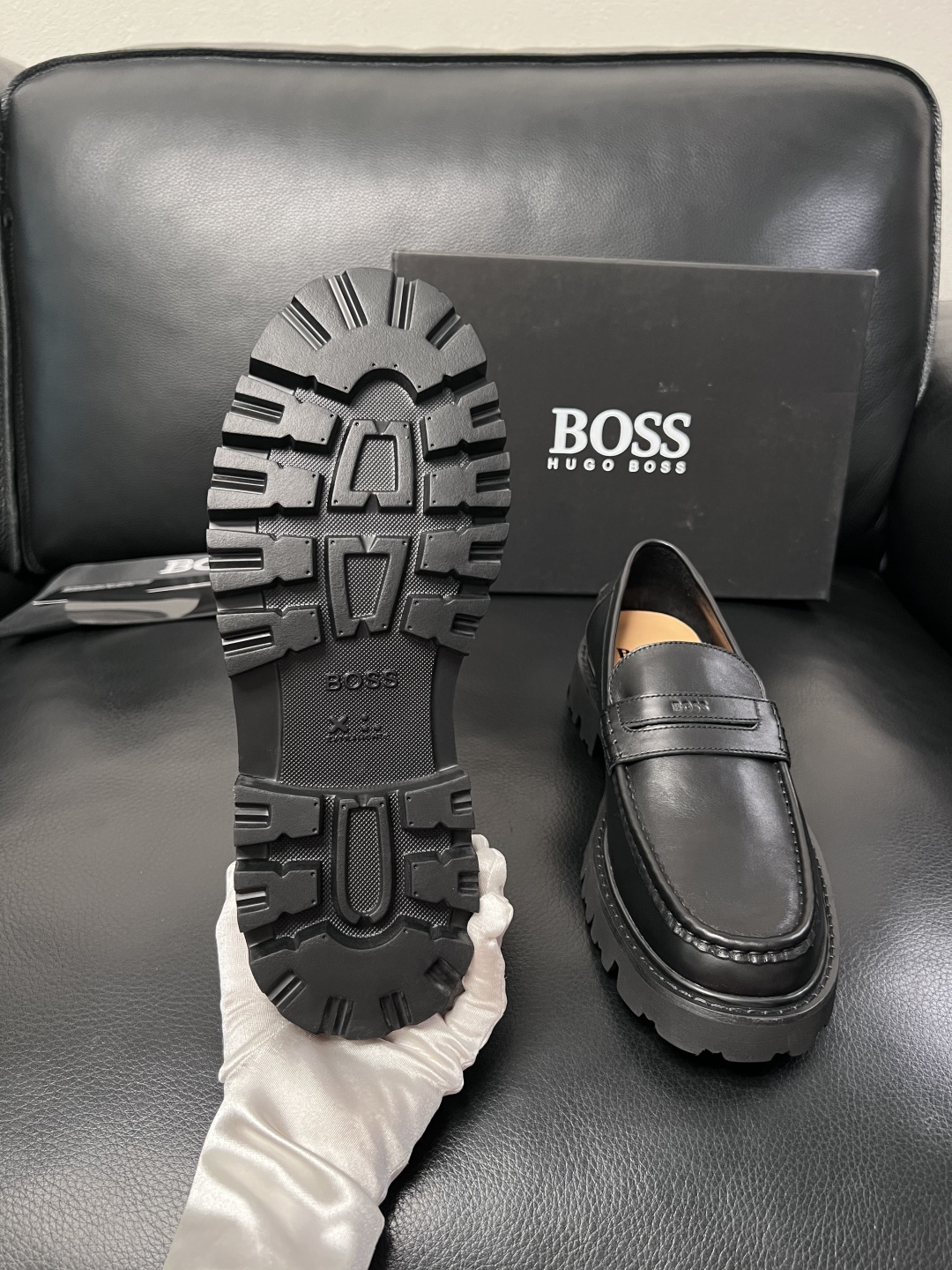 BOSS  高品质 顶级工艺品  博斯  专柜同步原厂配置，意大利进口牛皮面料牛内里垫，高品质拼接复杂工