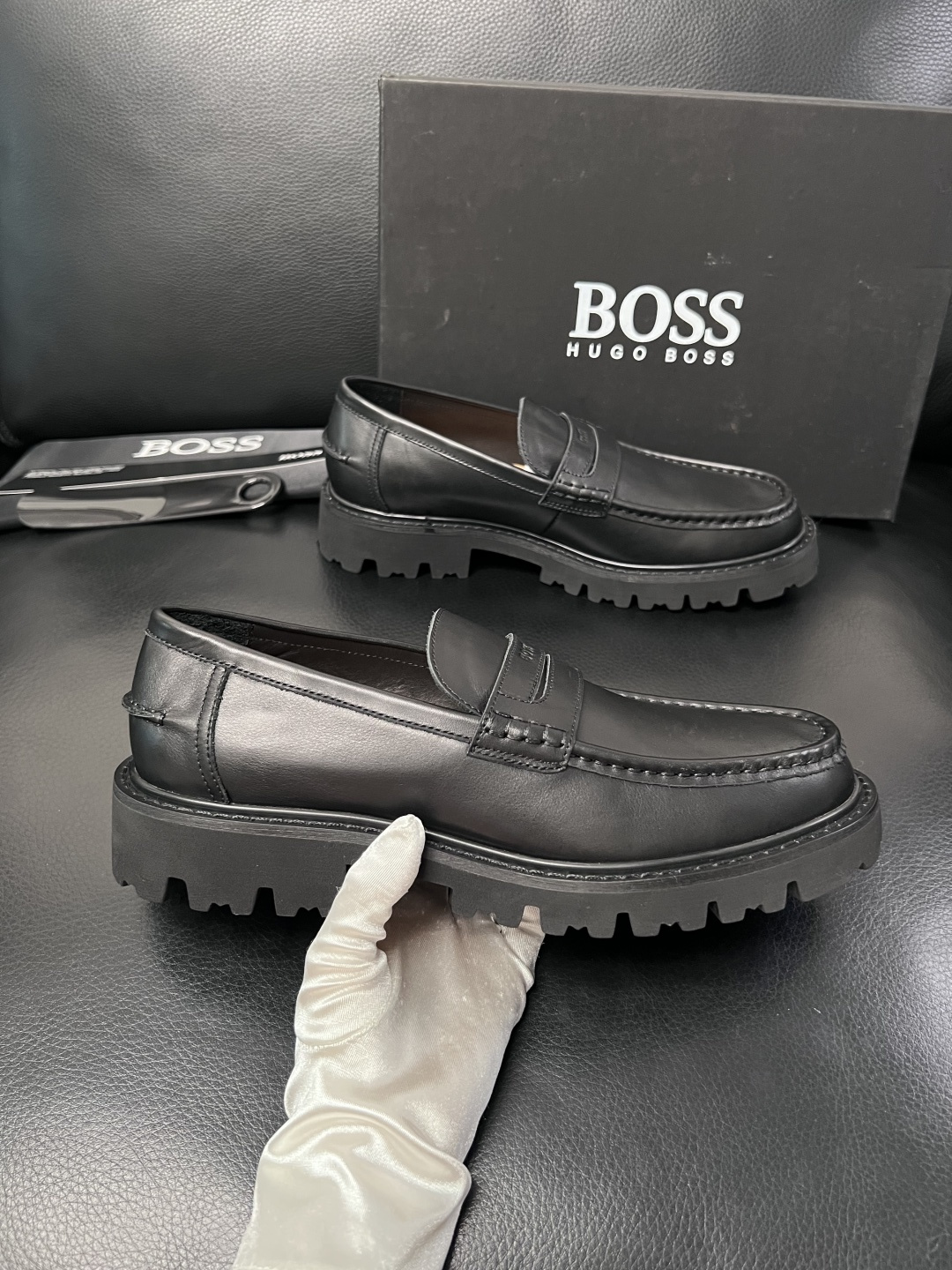 BOSS  高品质 顶级工艺品  博斯  专柜同步原厂配置，意大利进口牛皮面料牛内里垫，高品质拼接复杂工
