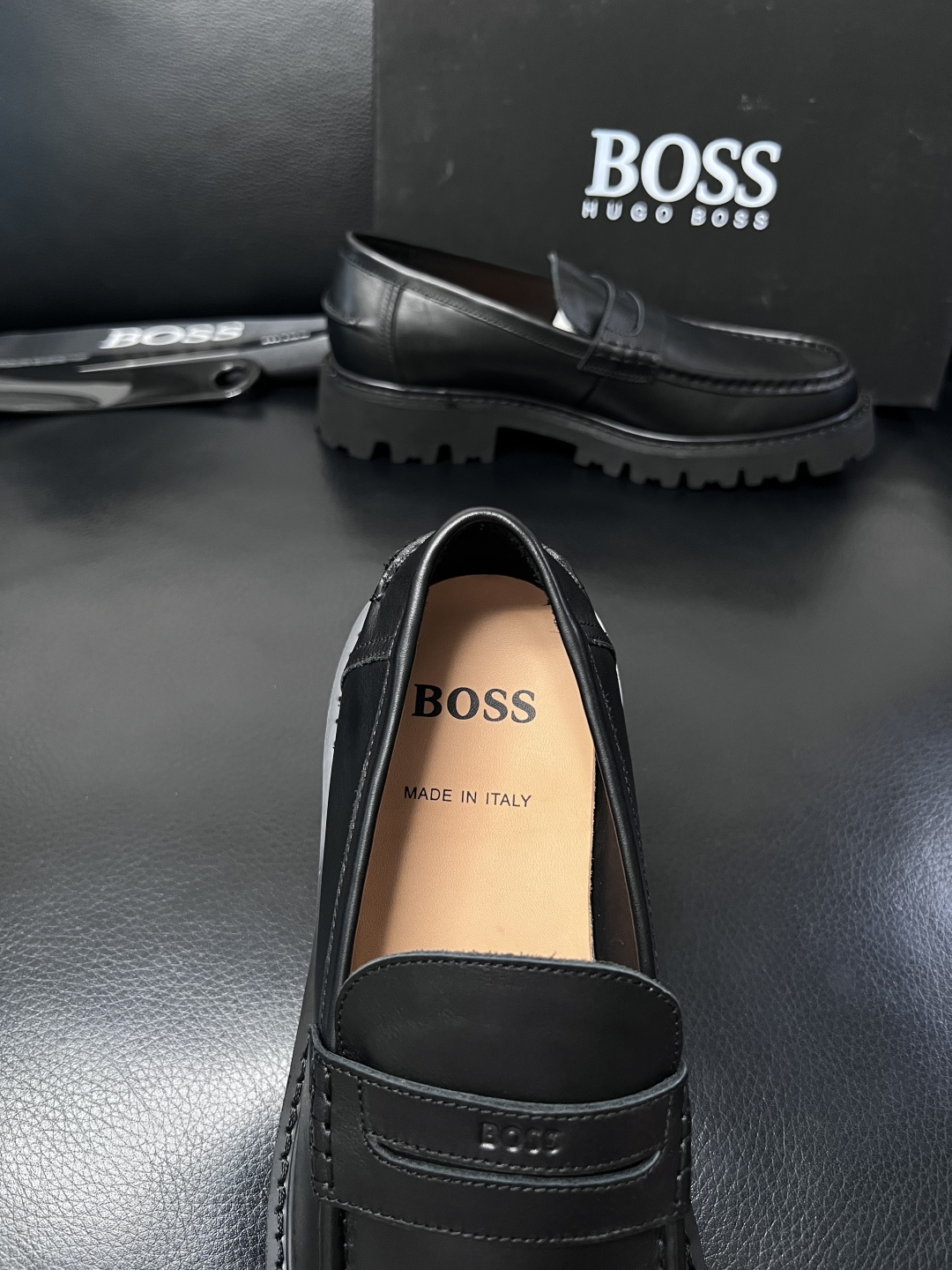 BOSS  高品质 顶级工艺品  博斯  专柜同步原厂配置，意大利进口牛皮面料牛内里垫，高品质拼接复杂工