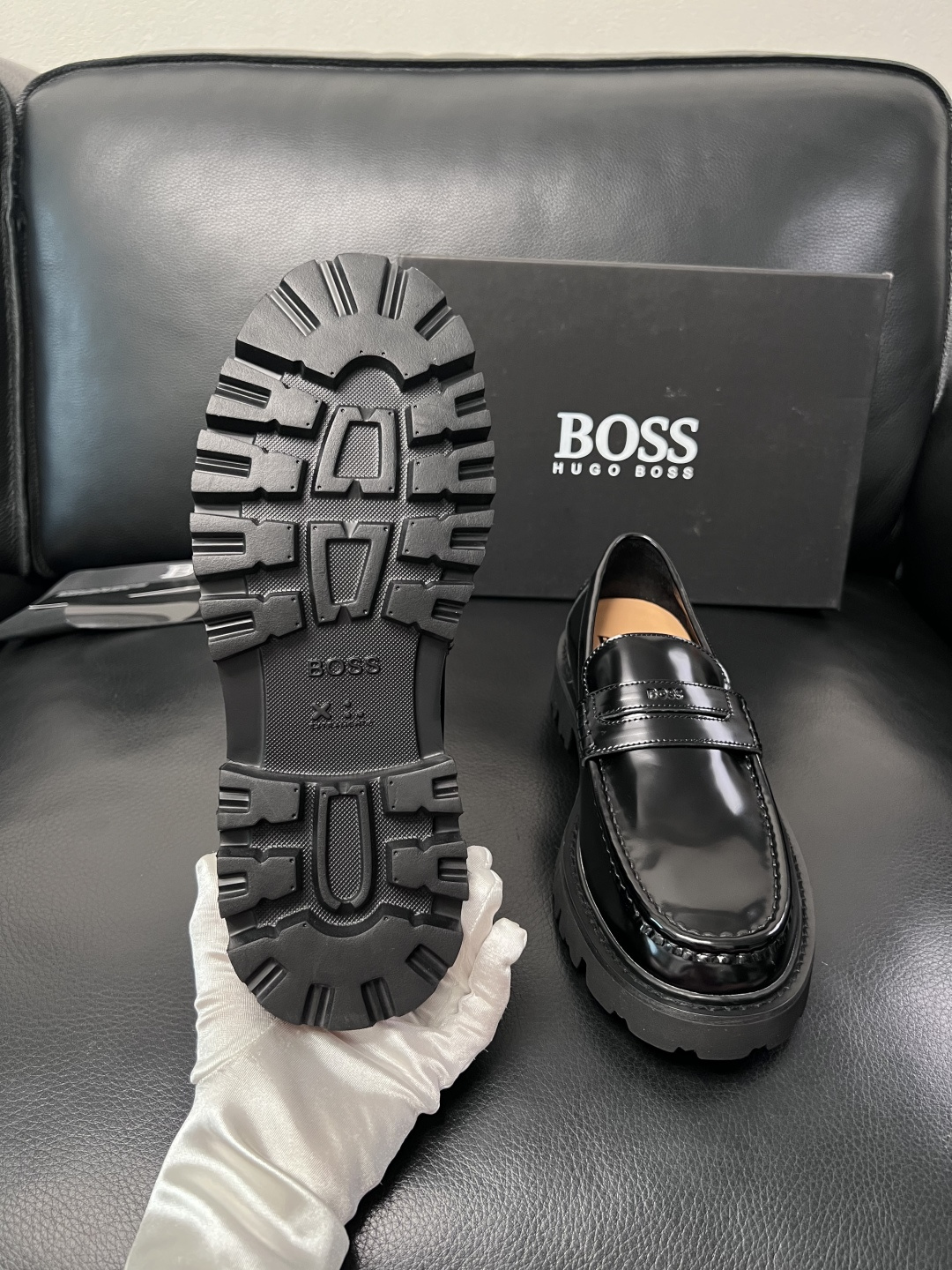 BOSS  高品质 顶级工艺品  博斯  专柜同步原厂配置，意大利进口牛皮面料牛内里垫，高品质拼接复杂工