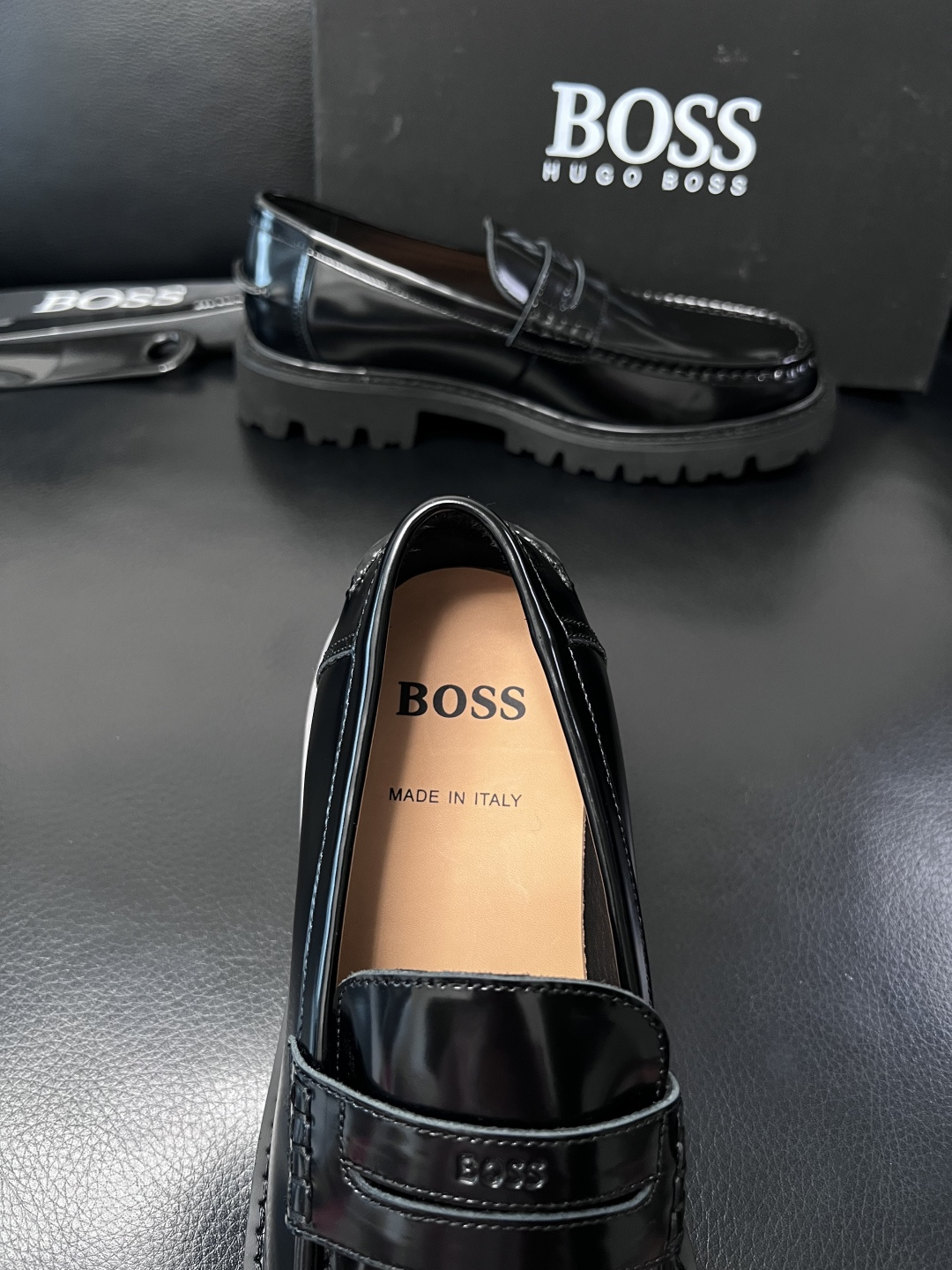 BOSS  高品质 顶级工艺品  博斯  专柜同步原厂配置，意大利进口牛皮面料牛内里垫，高品质拼接复杂工