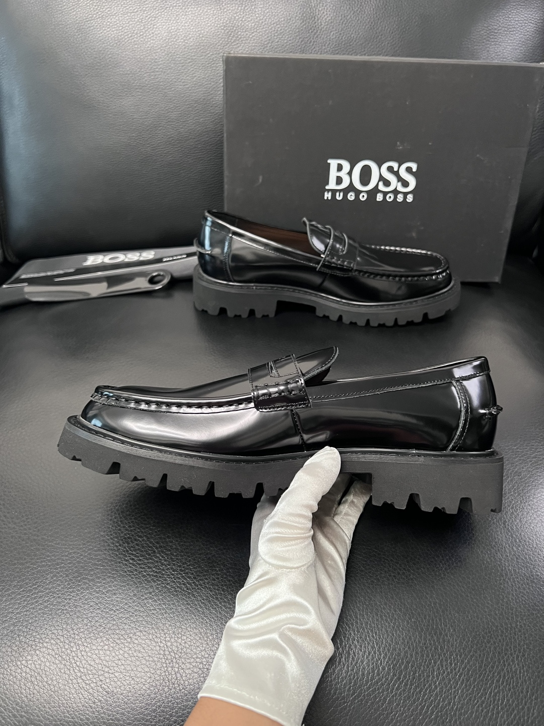 BOSS  高品质 顶级工艺品  博斯  专柜同步原厂配置，意大利进口牛皮面料牛内里垫，高品质拼接复杂工