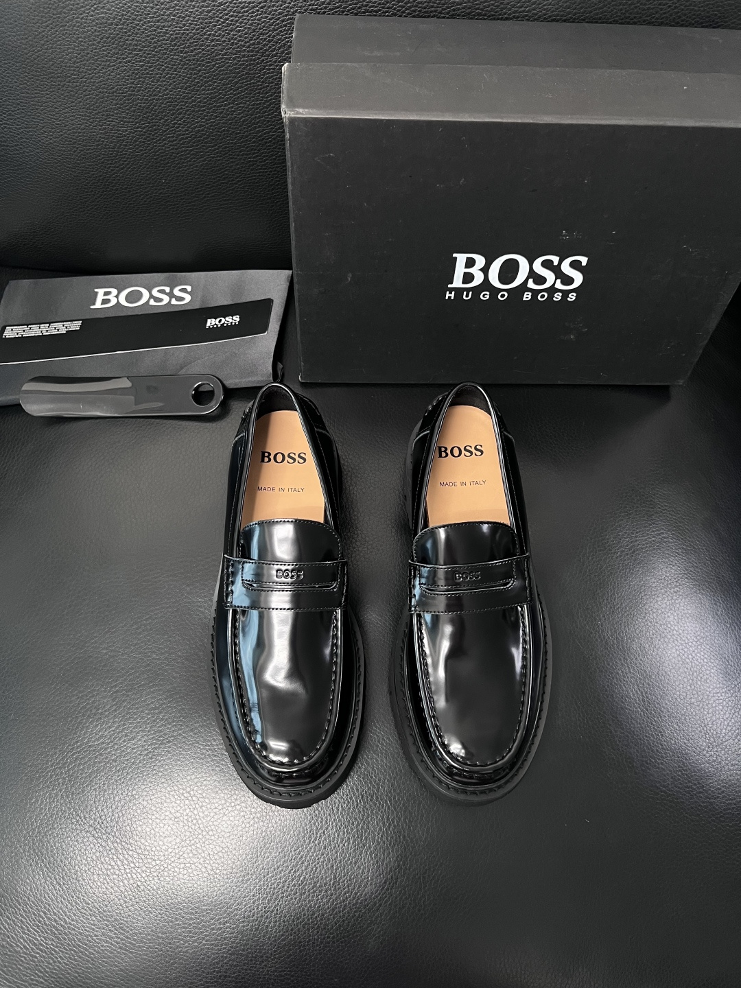 BOSS  高品质 顶级工艺品  博斯  专柜同步原厂配置，意大利进口牛皮面料牛内里垫，高品质拼接复杂工