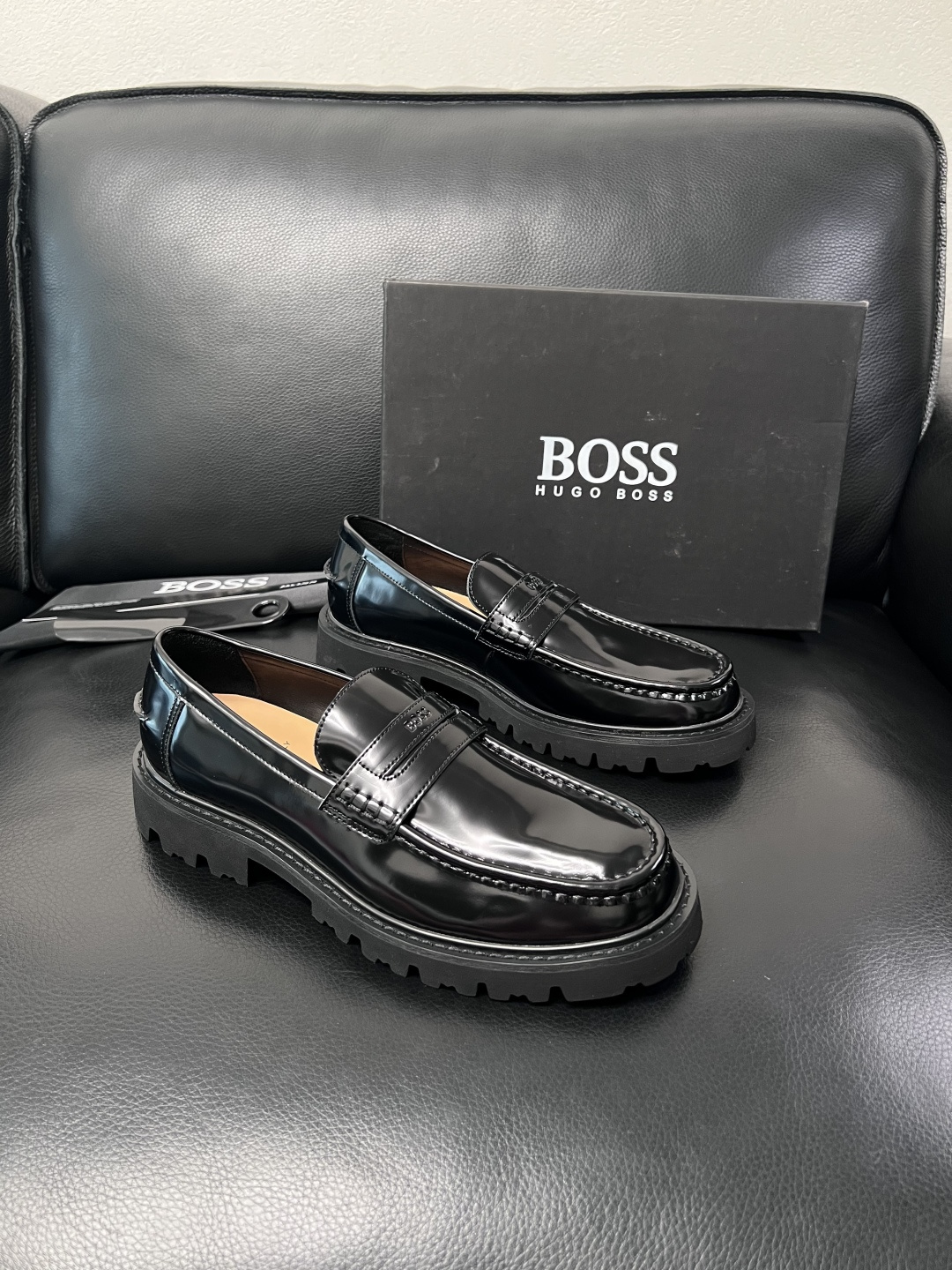 BOSS  高品质 顶级工艺品  博斯  专柜同步原厂配置，意大利进口牛皮面料牛内里垫，高品质拼接复杂工