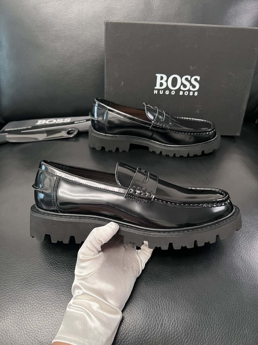 BOSS  高品质 顶级工艺品  博斯  专柜同步原厂配置，意大利进口牛皮面料牛内里垫，高品质拼接复杂工