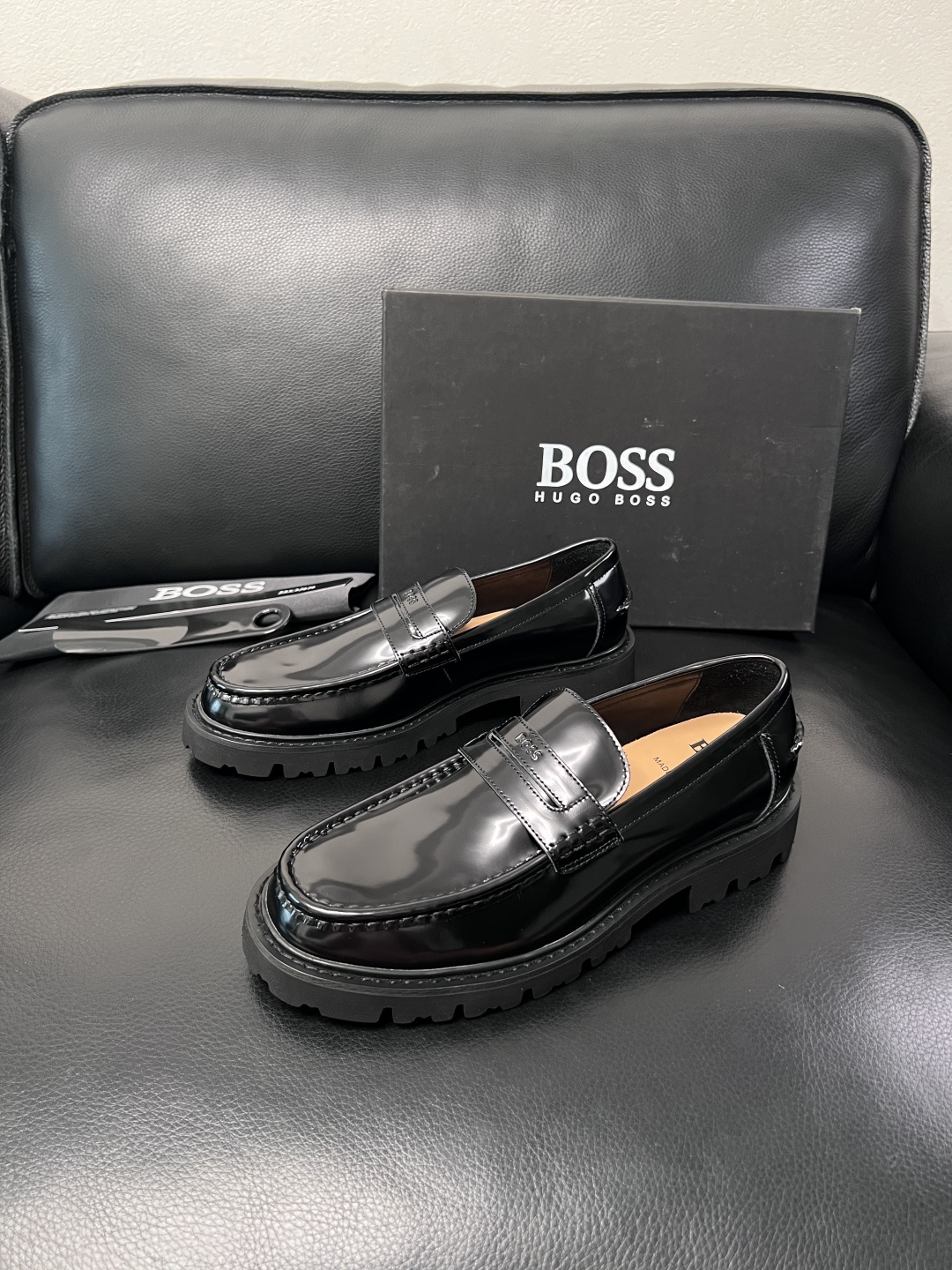 BOSS  高品质 顶级工艺品  博斯  专柜同步原厂配置，意大利进口牛皮面料牛内里垫，高品质拼接复杂工