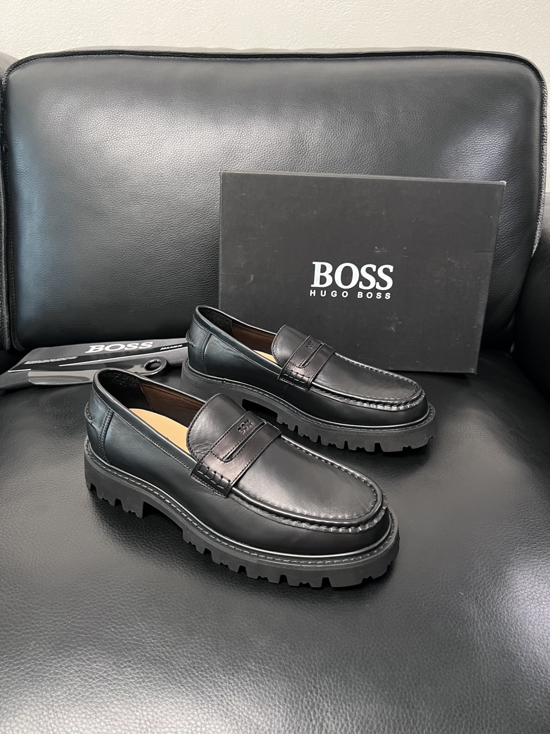 BOSS  高品质 顶级工艺品  博斯  专柜同步原厂配置，意大利进口牛皮面料牛内里垫，高品质拼接复杂工
