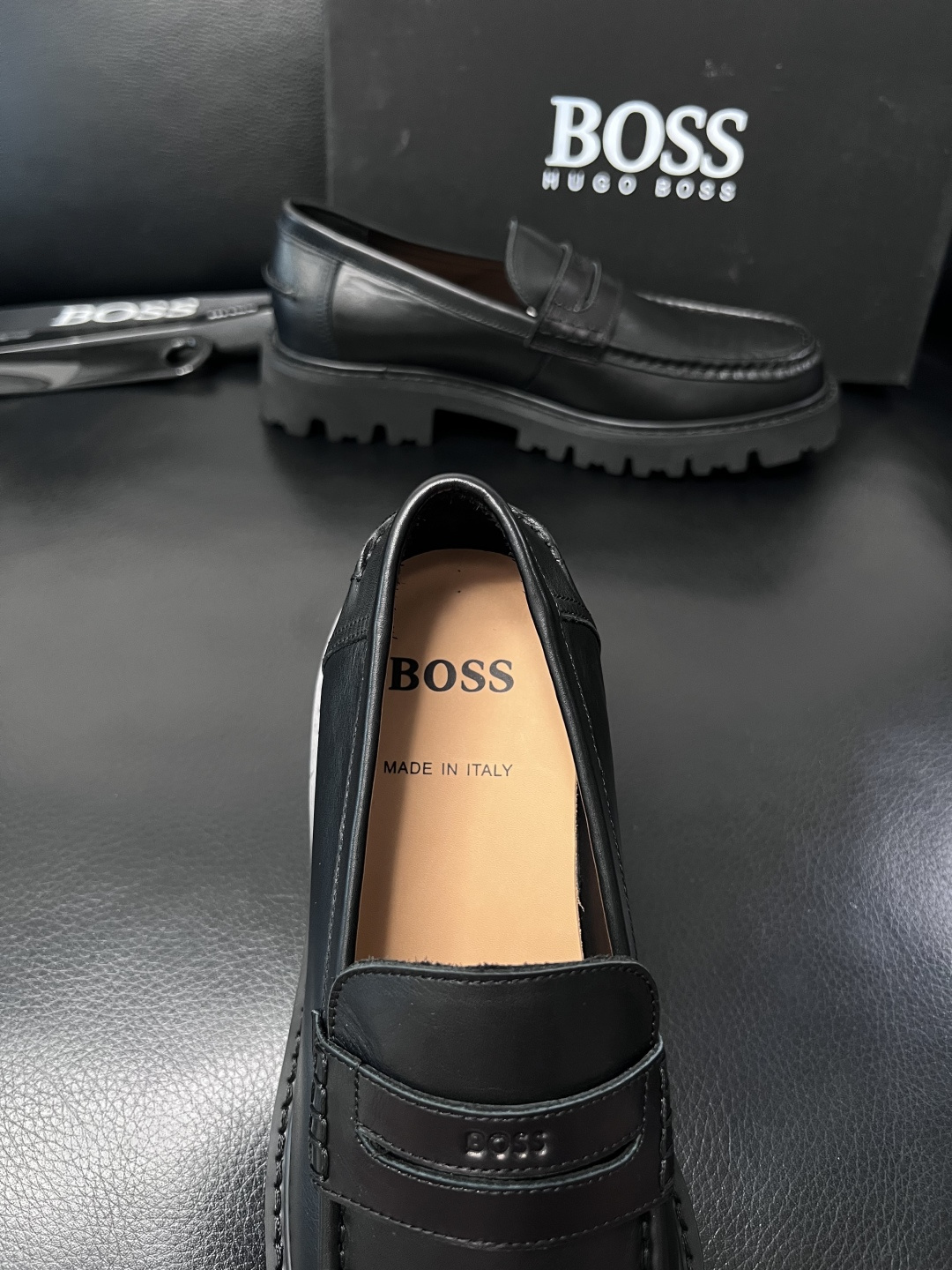 BOSS  高品质 顶级工艺品  博斯  专柜同步原厂配置，意大利进口牛皮面料牛内里垫，高品质拼接复杂工