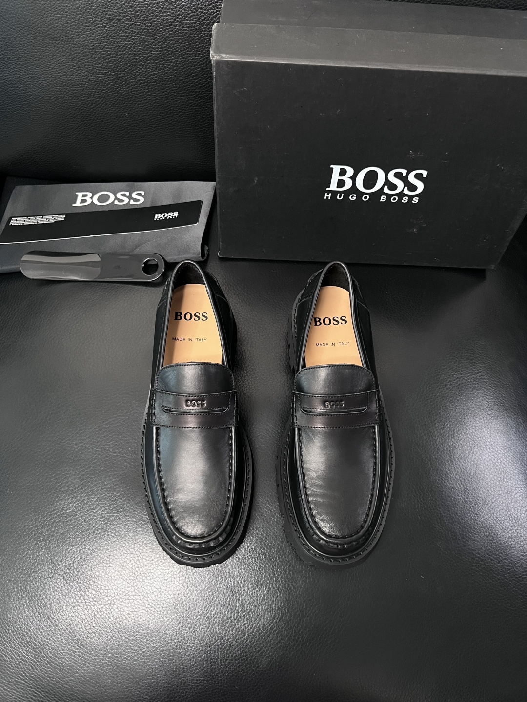 BOSS  高品质 顶级工艺品  博斯  专柜同步原厂配置，意大利进口牛皮面料牛内里垫，高品质拼接复杂工