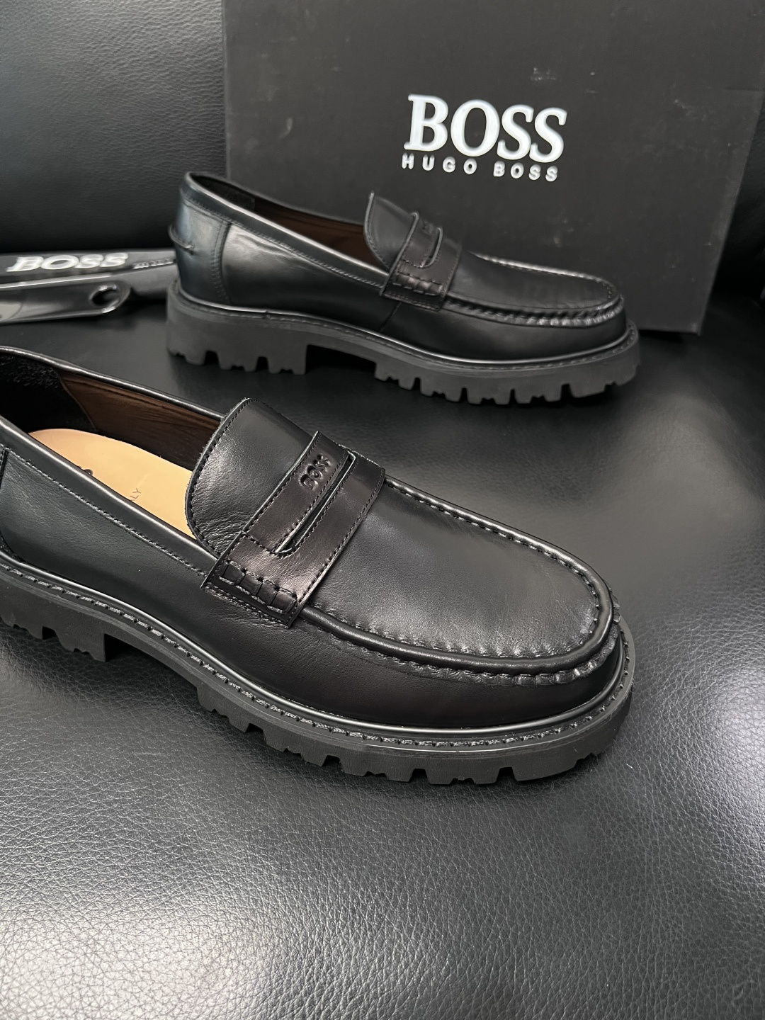 BOSS  高品质 顶级工艺品  博斯  专柜同步原厂配置，意大利进口牛皮面料牛内里垫，高品质拼接复杂工