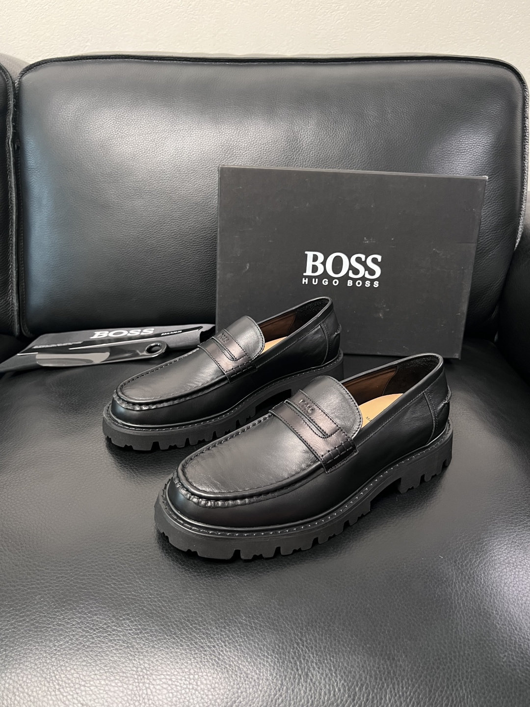 BOSS  高品质 顶级工艺品  博斯  专柜同步原厂配置，意大利进口牛皮面料牛内里垫，高品质拼接复杂工
