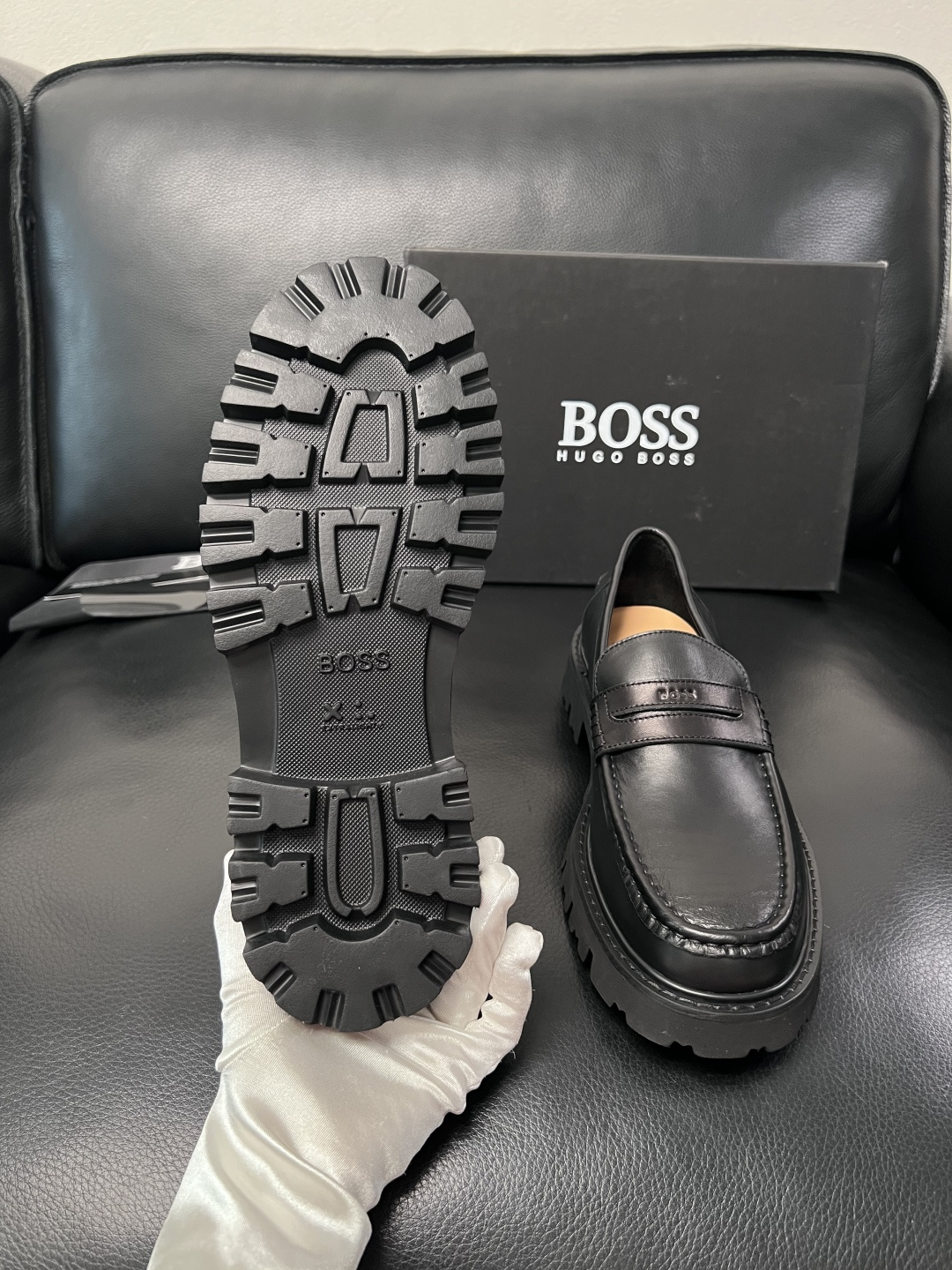 BOSS  高品质 顶级工艺品  博斯  专柜同步原厂配置，意大利进口牛皮面料牛内里垫，高品质拼接复杂工