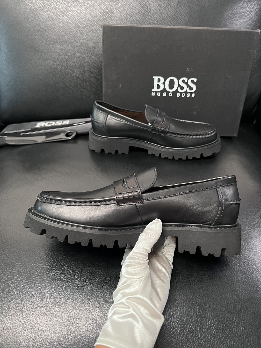 BOSS  高品质 顶级工艺品  博斯  专柜同步原厂配置，意大利进口牛皮面料牛内里垫，高品质拼接复杂工