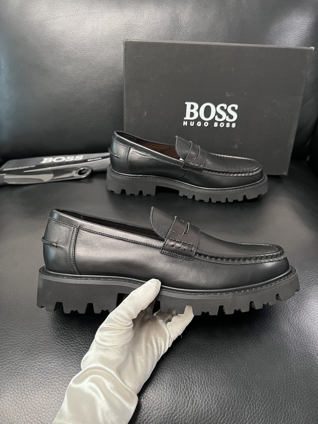 BOSS  高品质 顶级工艺品  博斯  专柜同步原厂配置，意大利进口牛皮面料牛内里垫，高品质拼接复杂工