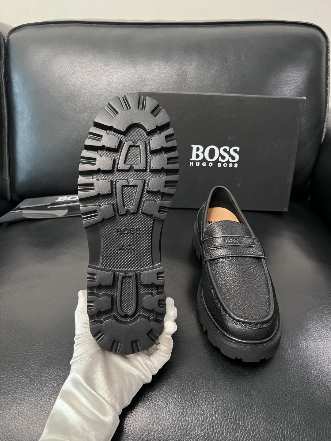 BOSS  高品质 顶级工艺品  博斯  专柜同步原厂配置，意大利进口牛皮面料牛内里垫，高品质拼接复杂工