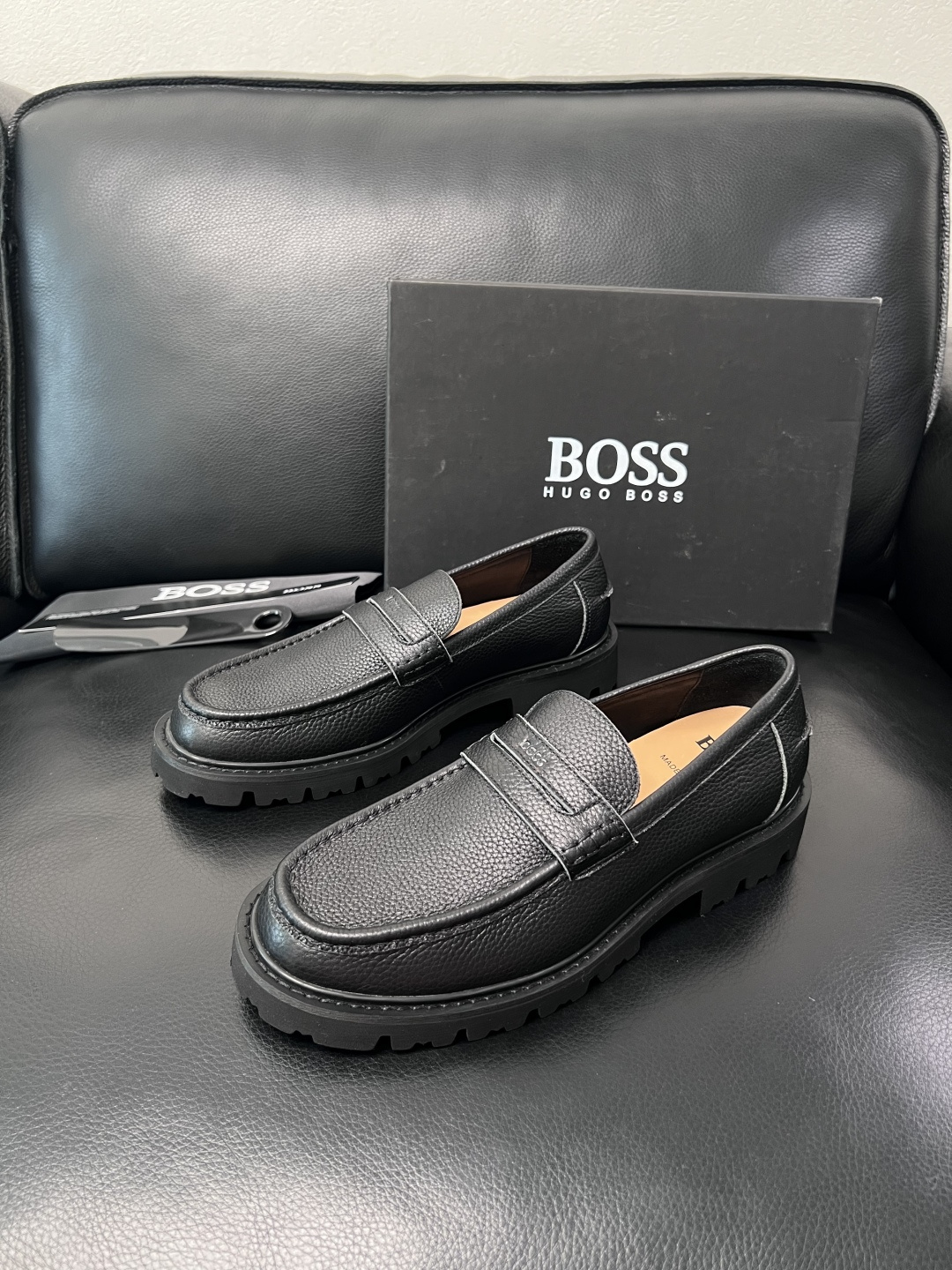 BOSS  高品质 顶级工艺品  博斯  专柜同步原厂配置，意大利进口牛皮面料牛内里垫，高品质拼接复杂工