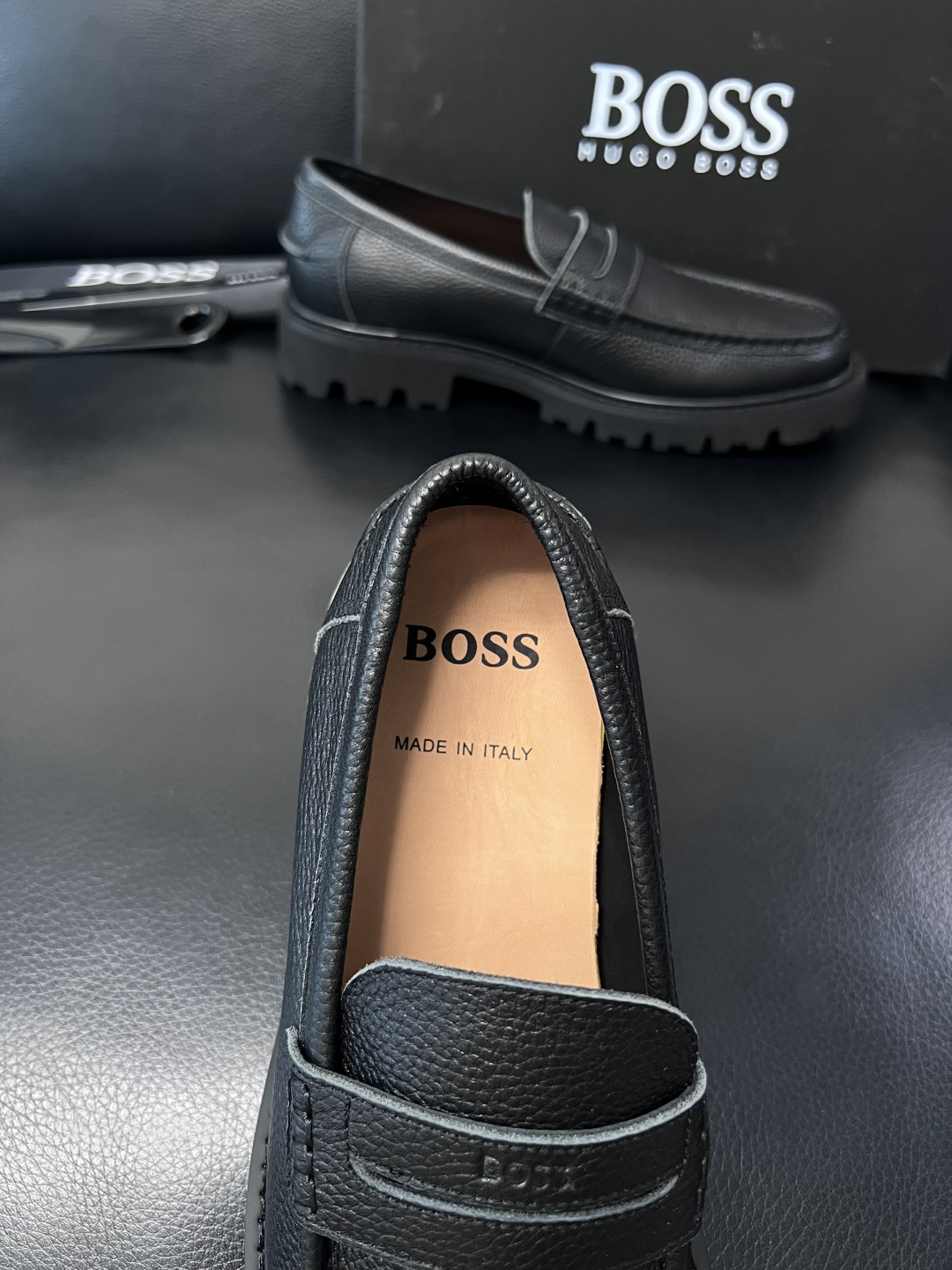 BOSS  高品质 顶级工艺品  博斯  专柜同步原厂配置，意大利进口牛皮面料牛内里垫，高品质拼接复杂工