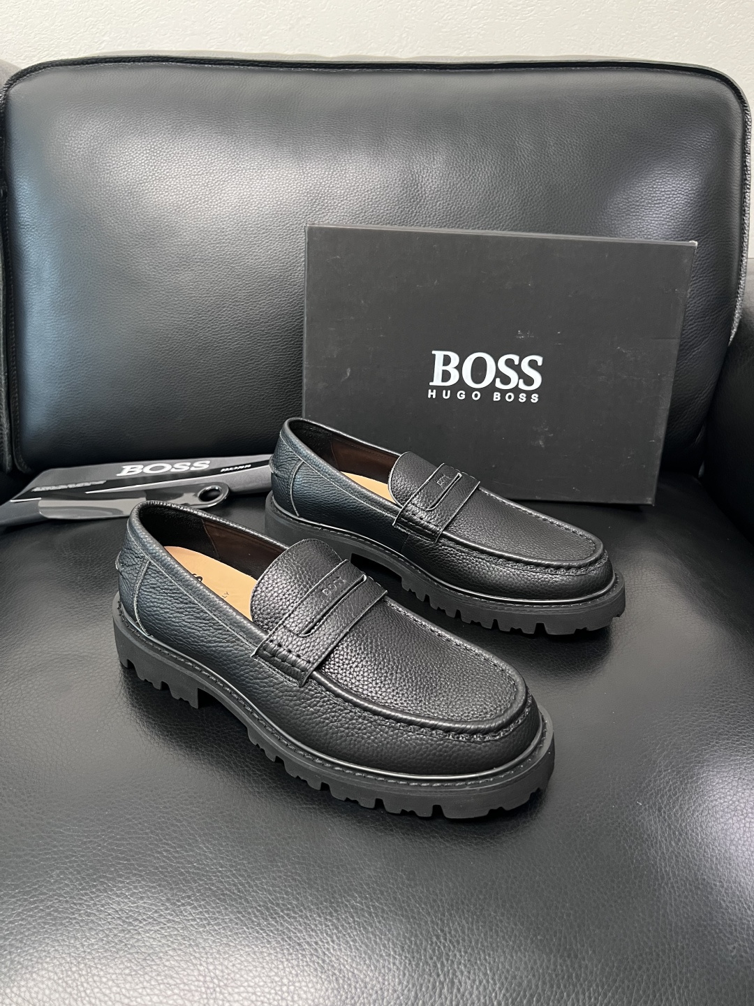 BOSS  高品质 顶级工艺品  博斯  专柜同步原厂配置，意大利进口牛皮面料牛内里垫，高品质拼接复杂工