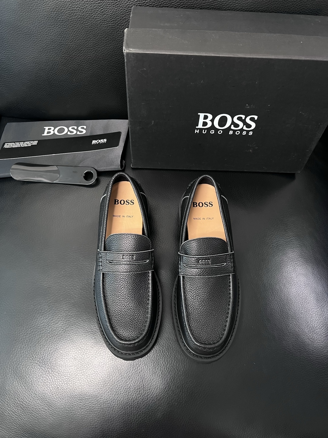 BOSS  高品质 顶级工艺品  博斯  专柜同步原厂配置，意大利进口牛皮面料牛内里垫，高品质拼接复杂工