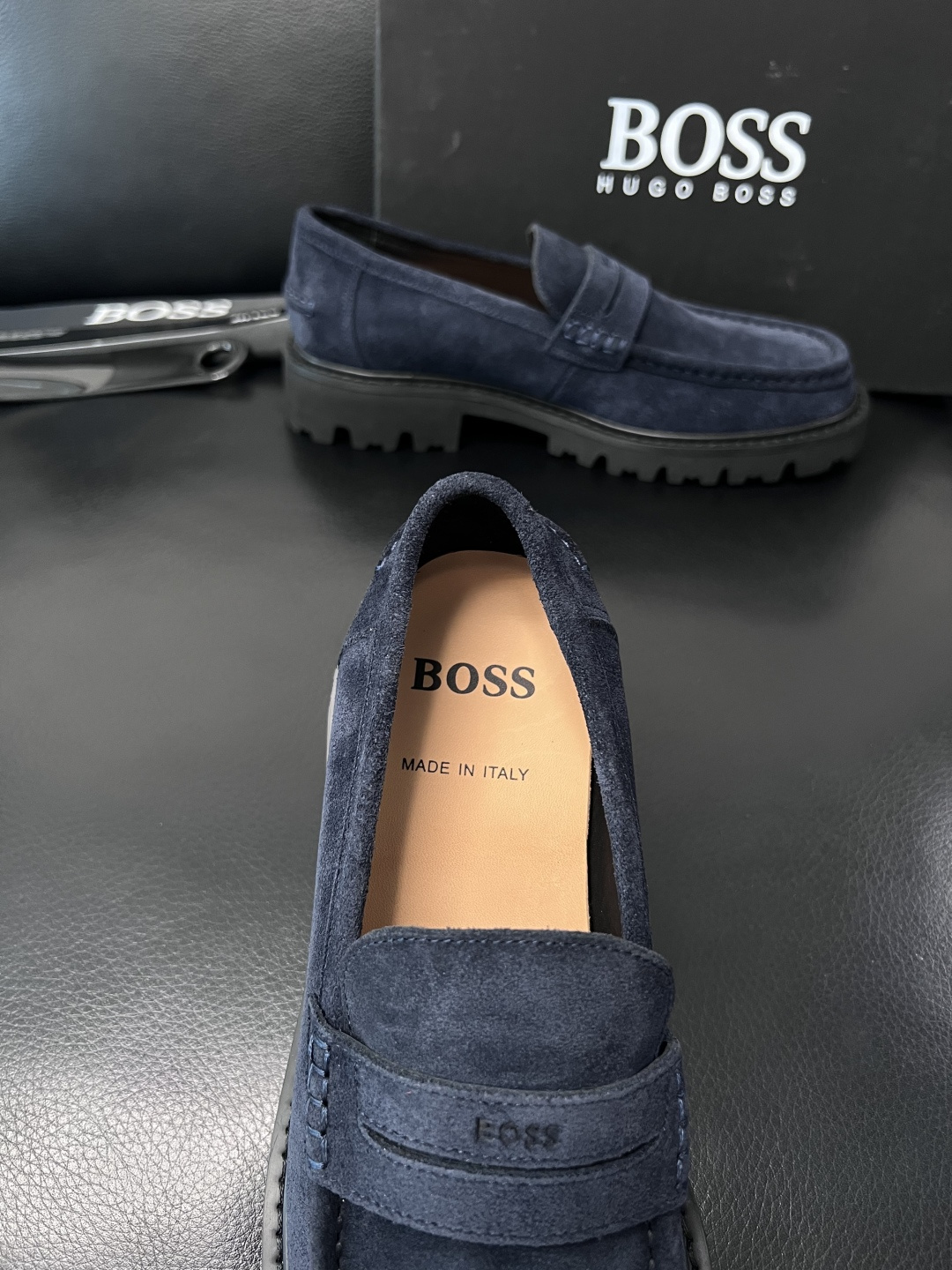 BOSS  高品质 顶级工艺品  博斯  专柜同步原厂配置，意大利进口牛皮面料牛内里垫，高品质拼接复杂工