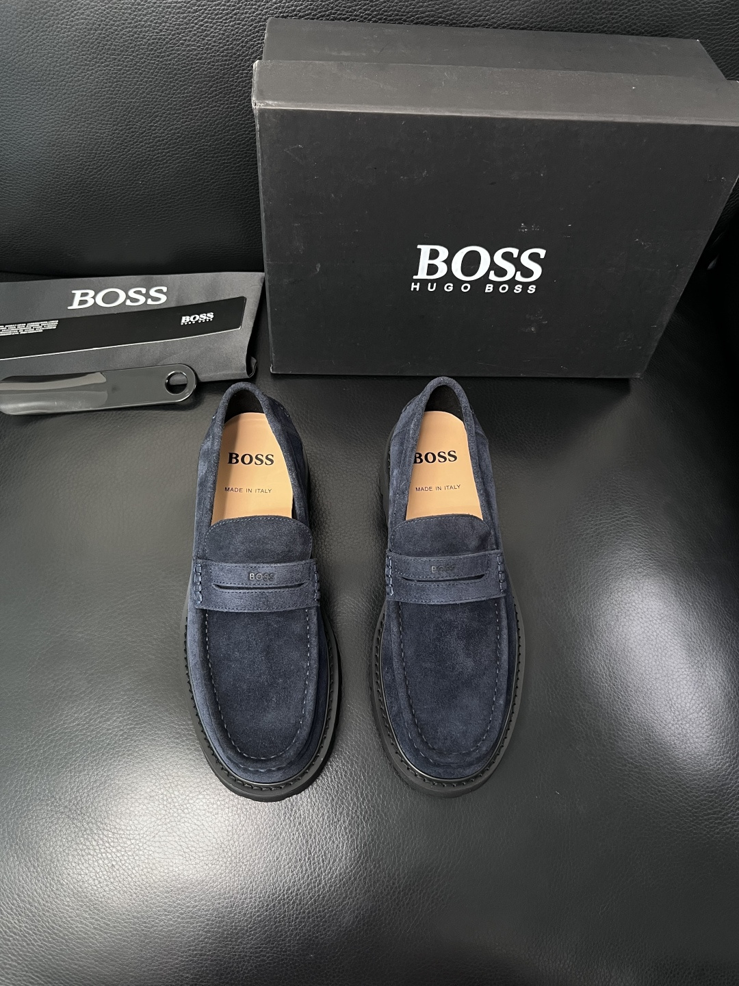 BOSS  高品质 顶级工艺品  博斯  专柜同步原厂配置，意大利进口牛皮面料牛内里垫，高品质拼接复杂工