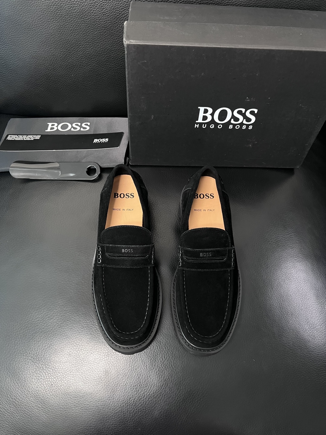BOSS  高品质 顶级工艺品  博斯  专柜同步原厂配置，意大利进口牛皮面料牛内里垫，高品质拼接复杂工