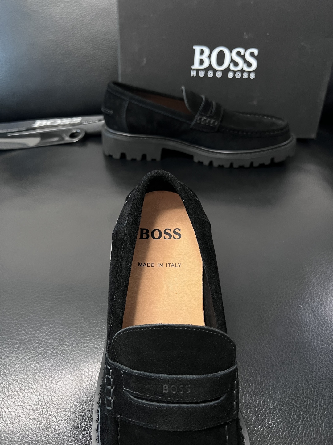 BOSS  高品质 顶级工艺品  博斯  专柜同步原厂配置，意大利进口牛皮面料牛内里垫，高品质拼接复杂工