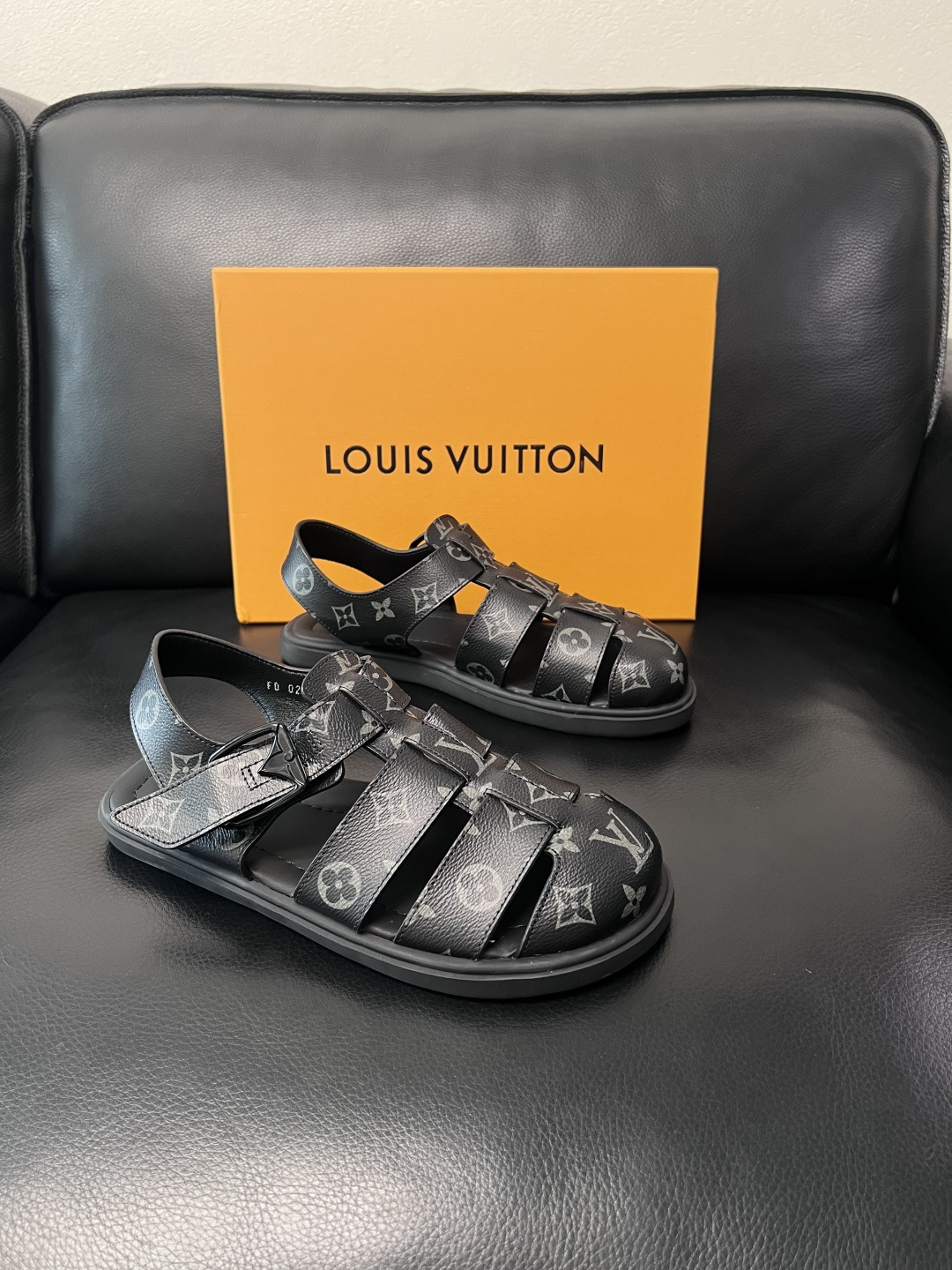 Lv  高品质  顶级工艺品  路易威登，运动板鞋专柜同步，鞋面意大利进口，鞋底：原厂特供原版底，TPU