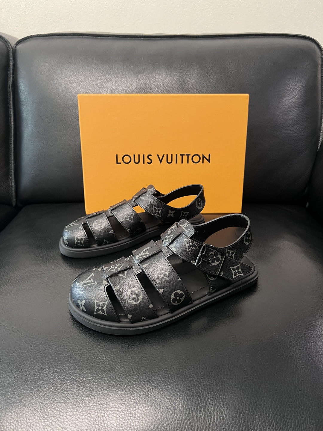 Lv  高品质  顶级工艺品  路易威登，运动板鞋专柜同步，鞋面意大利进口，鞋底：原厂特供原版底，TPU