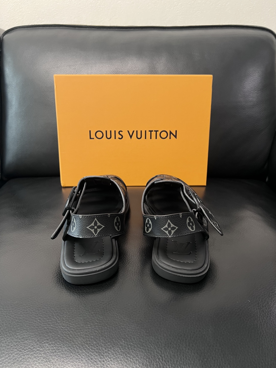 Lv  高品质  顶级工艺品  路易威登，运动板鞋专柜同步，鞋面意大利进口，鞋底：原厂特供原版底，TPU