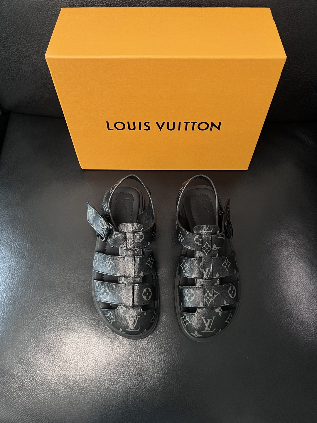 Lv  高品质  顶级工艺品  路易威登，运动板鞋专柜同步，鞋面意大利进口，鞋底：原厂特供原版底，TPU