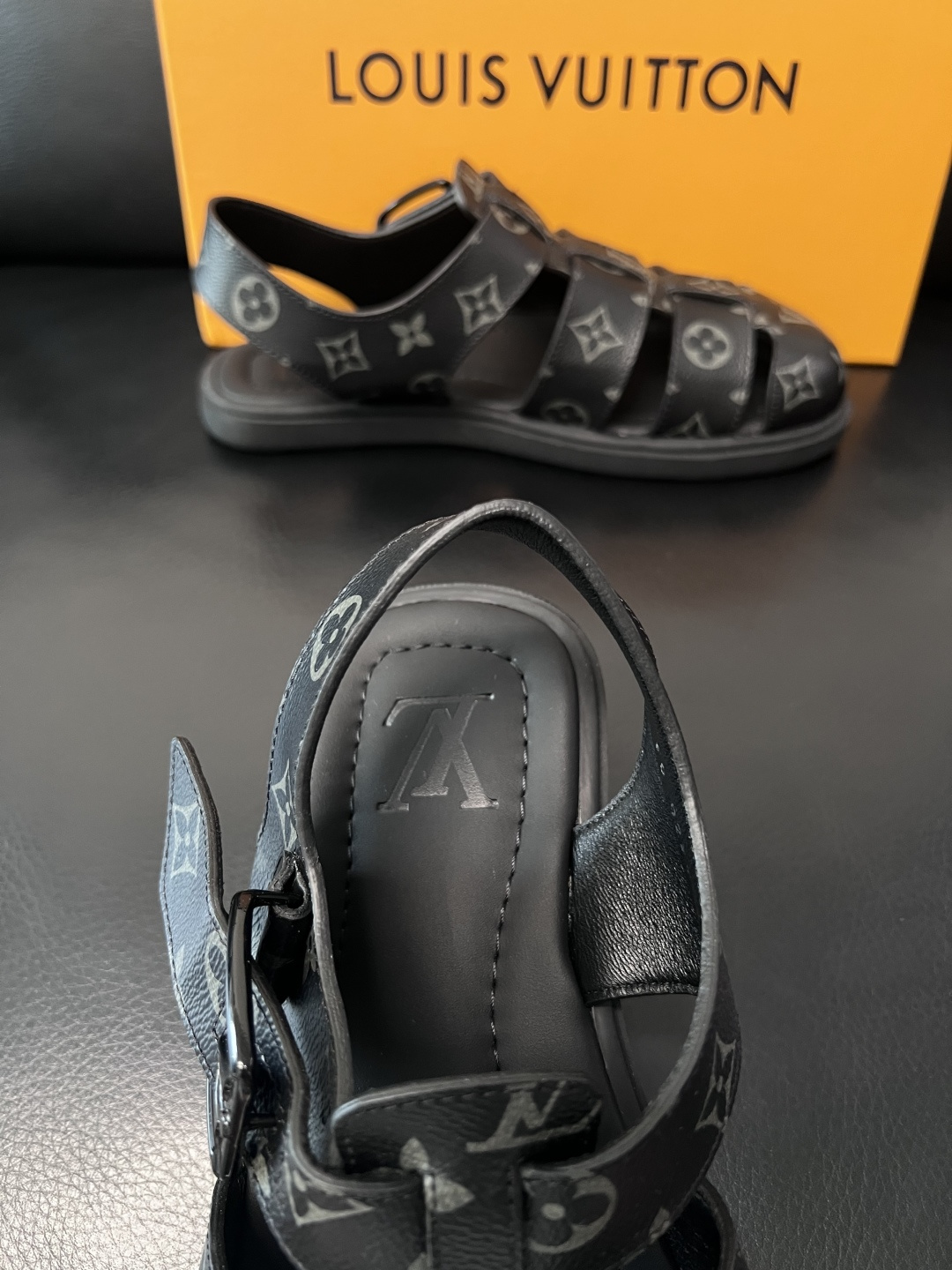 Lv  高品质  顶级工艺品  路易威登，运动板鞋专柜同步，鞋面意大利进口，鞋底：原厂特供原版底，TPU
