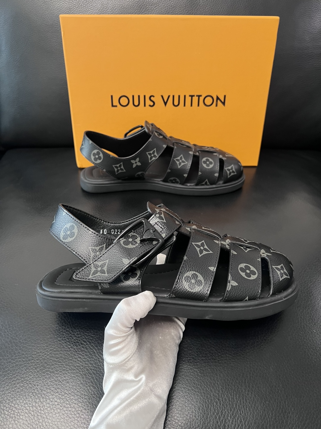 Lv  高品质  顶级工艺品  路易威登，运动板鞋专柜同步，鞋面意大利进口，鞋底：原厂特供原版底，TPU